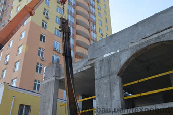 Забивання свайних конструкцій. &mdash; Техенергобуд